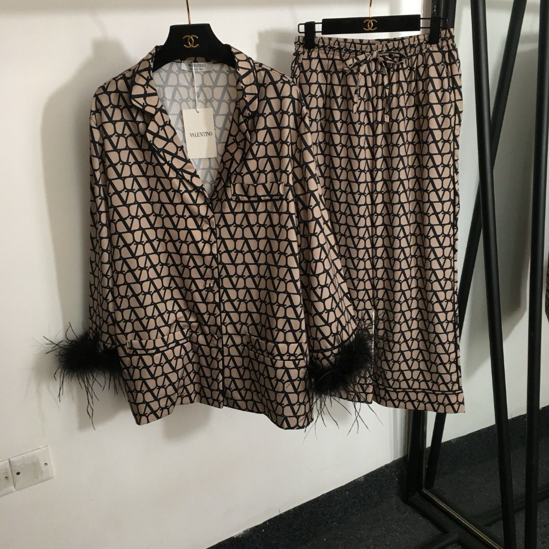 Valent High-end loungewear with feather detail